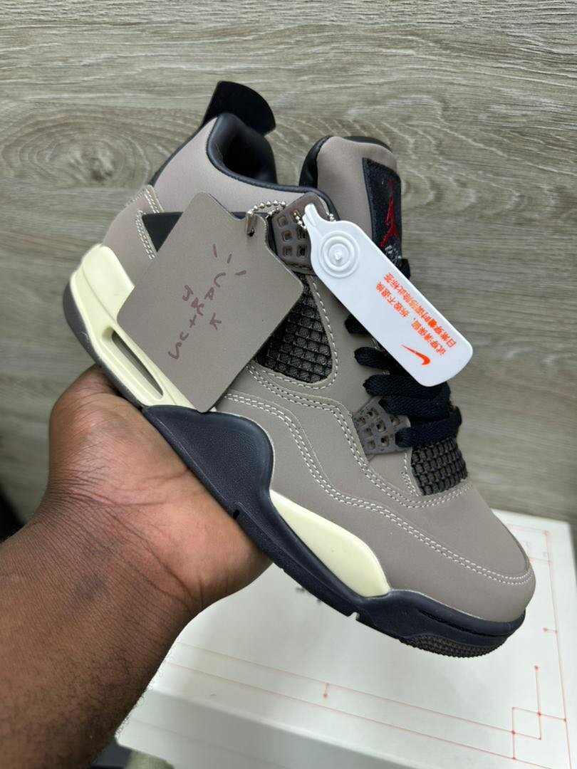 Cactus jack jordan 4,comes boxed