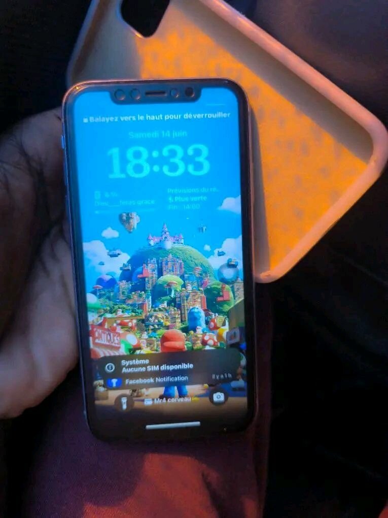 Smartphone avec écran brisé