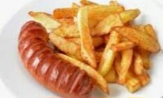 Saucisse grillée avec frites