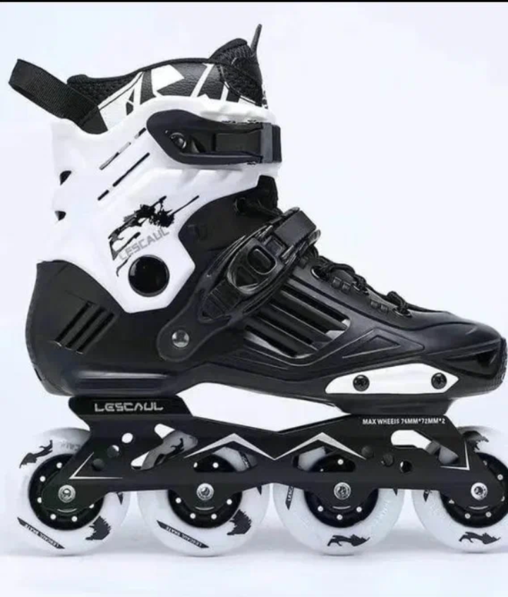 Rollers agressifs noirs et blancs