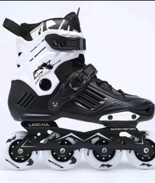 Rollers agressifs noirs et blancs