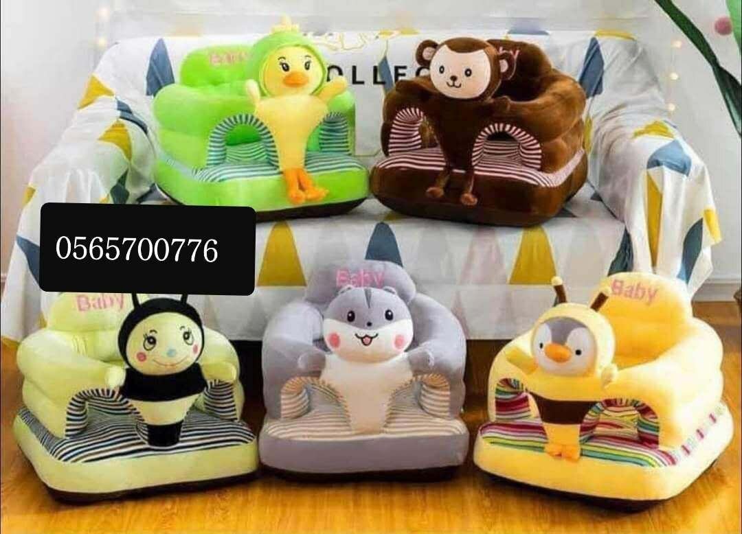 Assis bébé en peluche