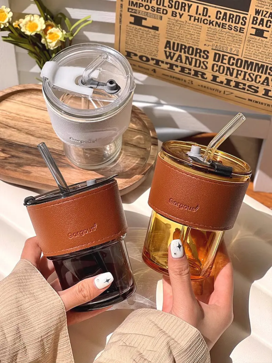 Gobelet en verre avec étui cuir