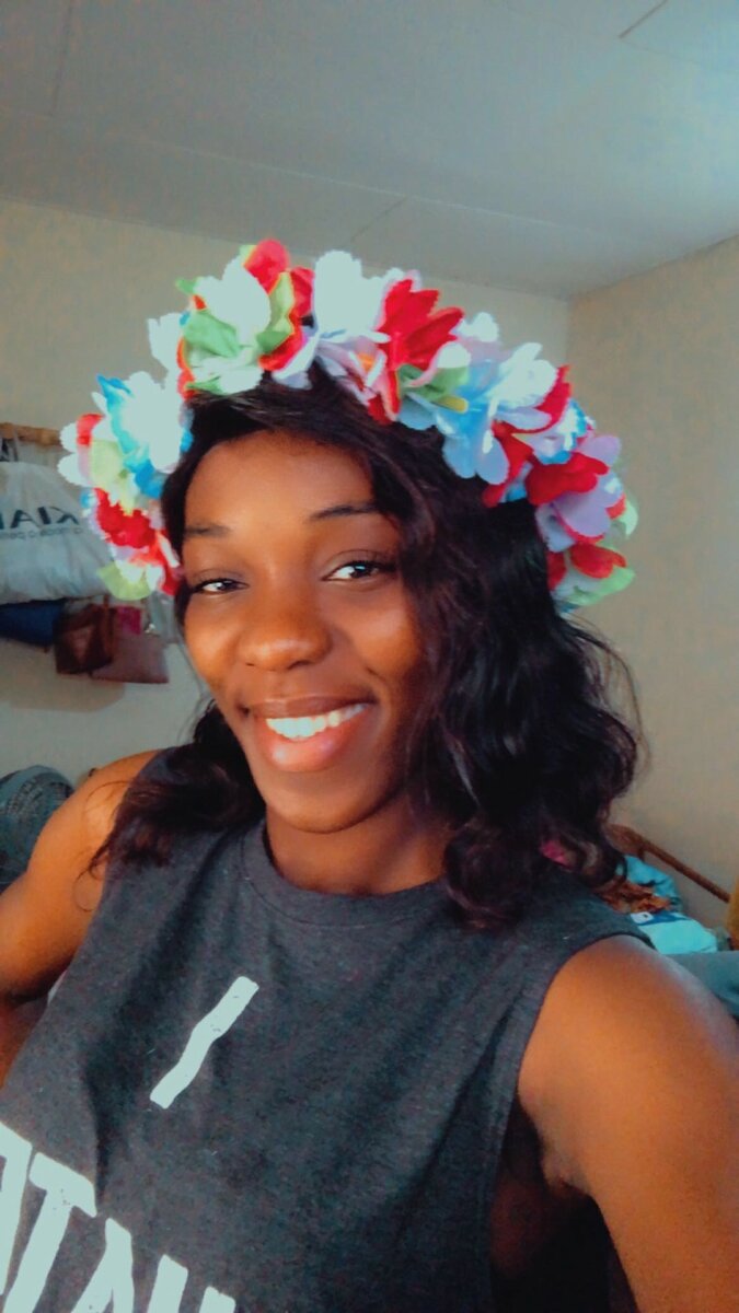 Collier et couronne de fleurs