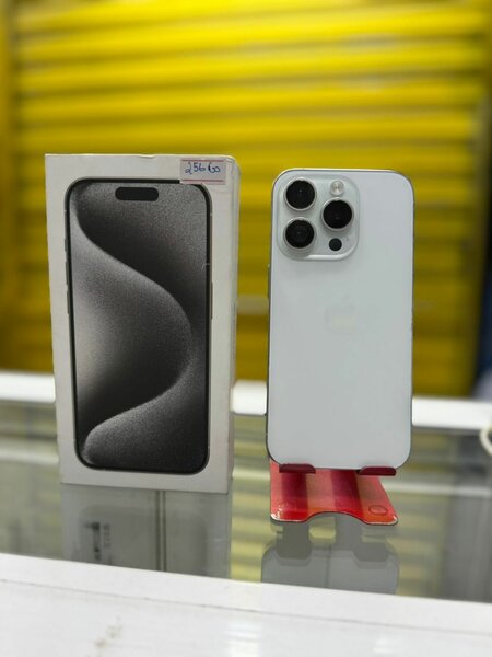 iPhone 15 pro 256 giga et 2puc