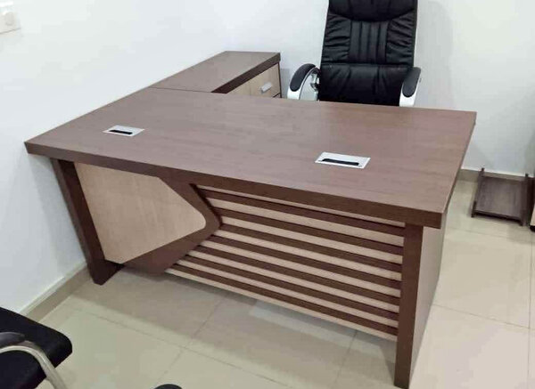 Bureau moderne avec chaise ergonomique