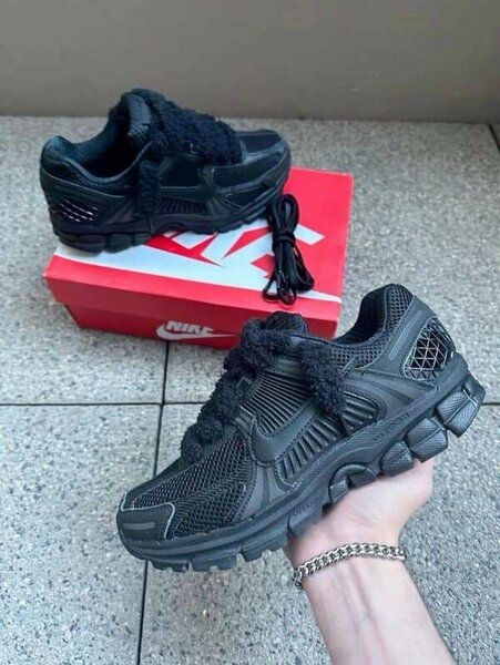 Nike Vomero 4 Noir Sneaker