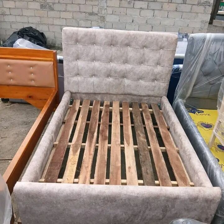 Cadre de lit en bois rembourré