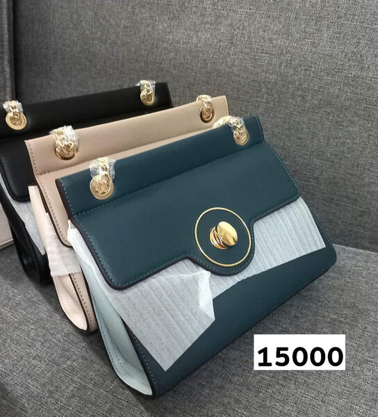 Sac à main bleu avec fermoir latéral