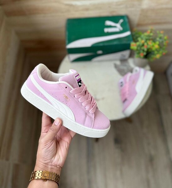 Baskets en daim rose et bleu