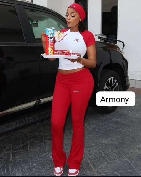 Tenue de sport rouge élégante