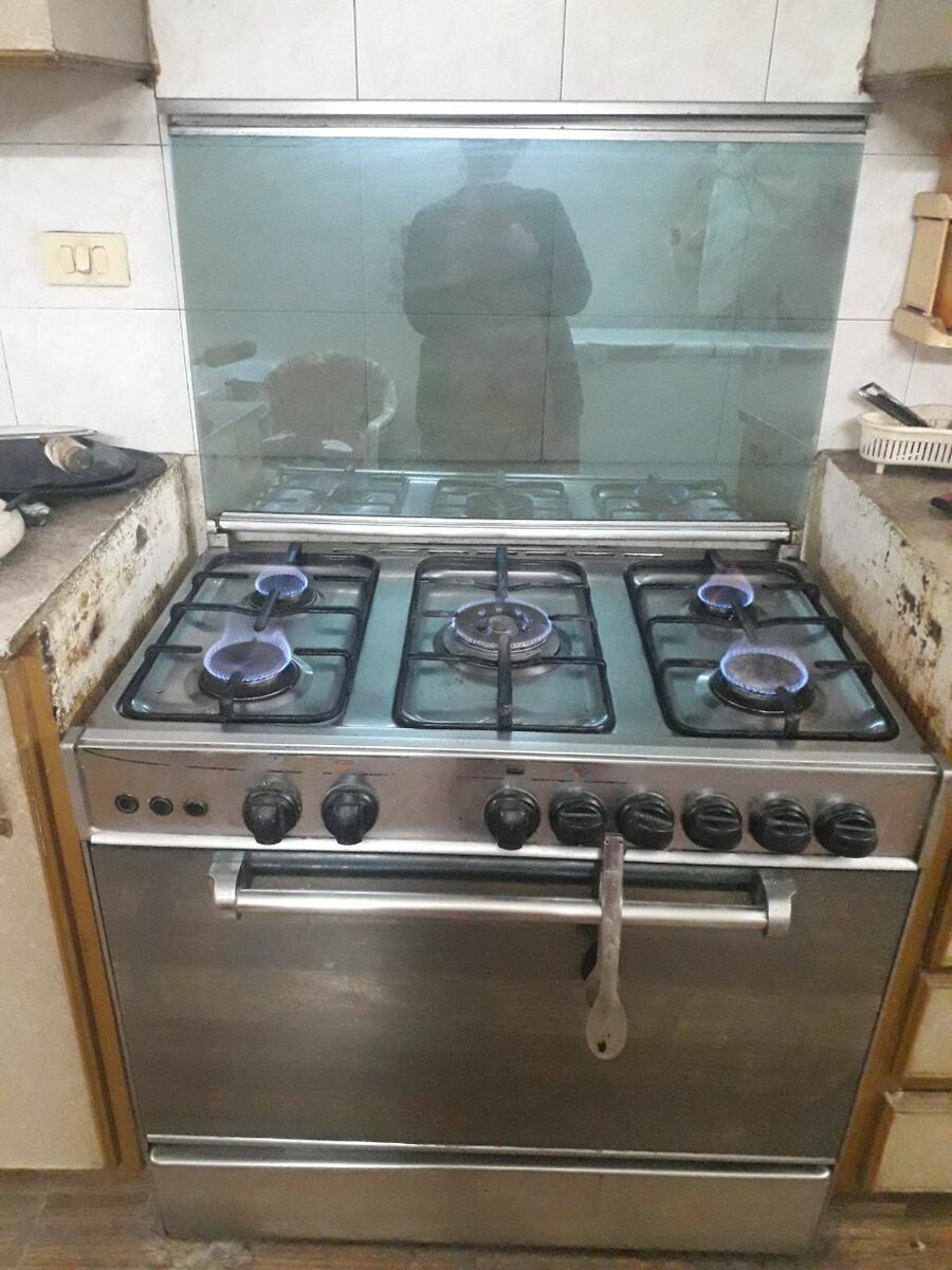 Cooking range with oven
