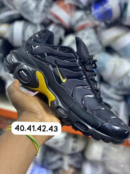 Baskets Noires Homme Modernes