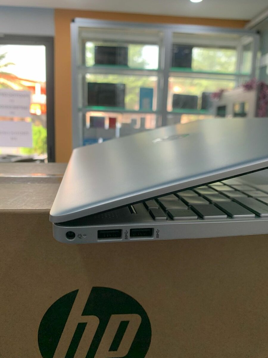 HP CORE I3 8GB RAM 256 SSD