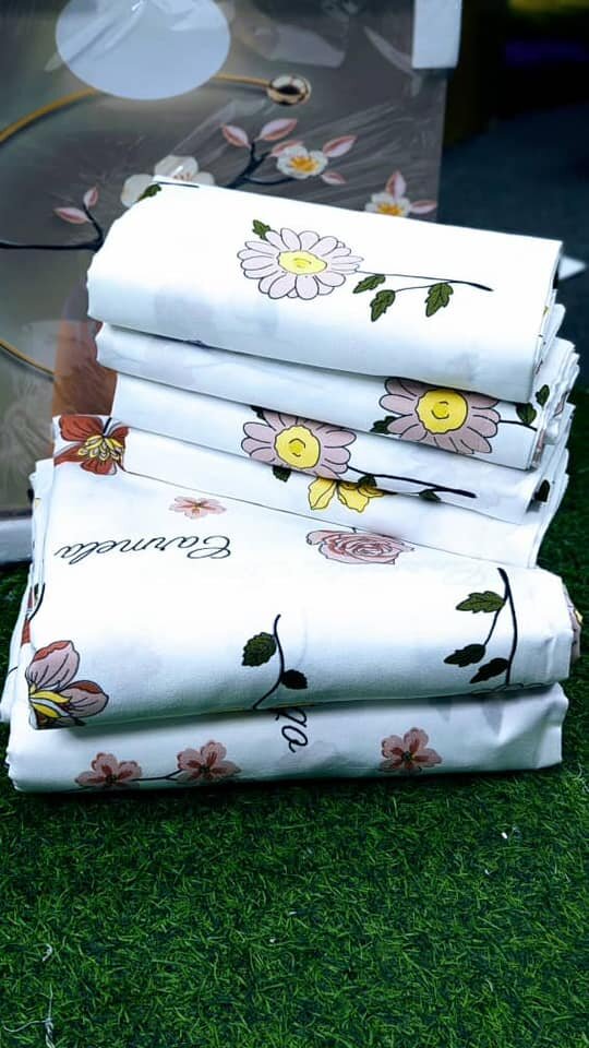  set includes 2 bedsheets and 4 pillowcases.