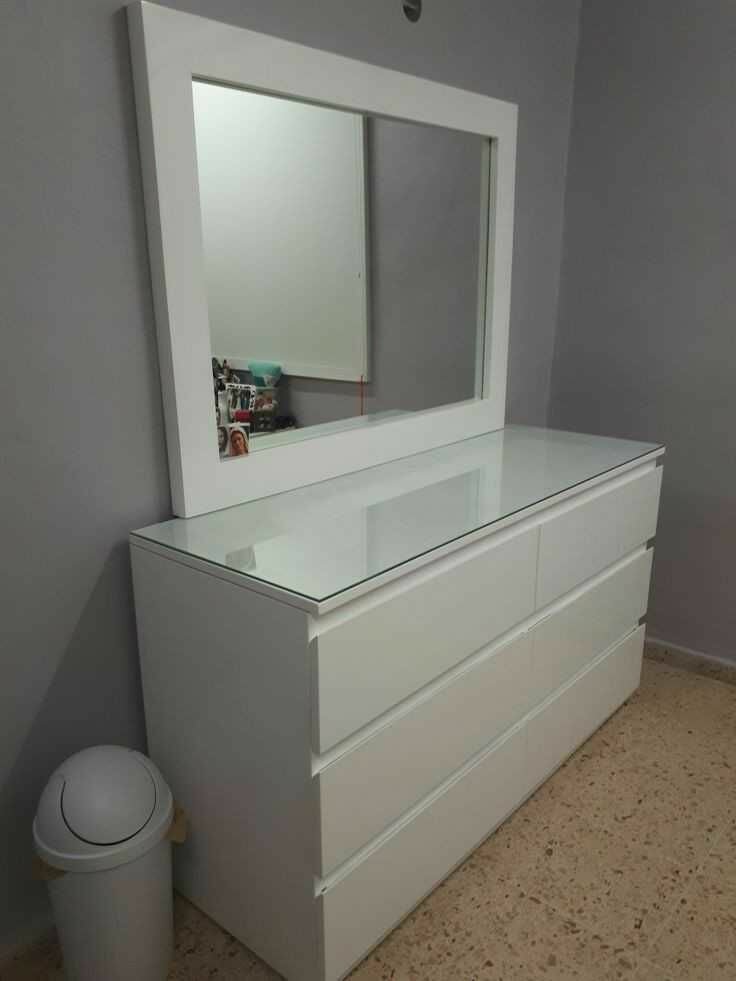 Commode blanche avec miroir