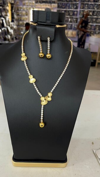 Elegant Gold Necklace Set
