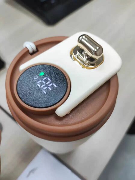 Mug isotherme avec écran LED