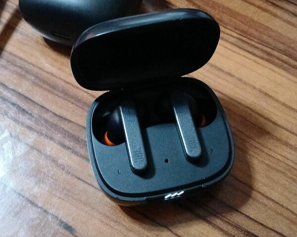 Original Jbl live pro plus earbuds ( preowned )