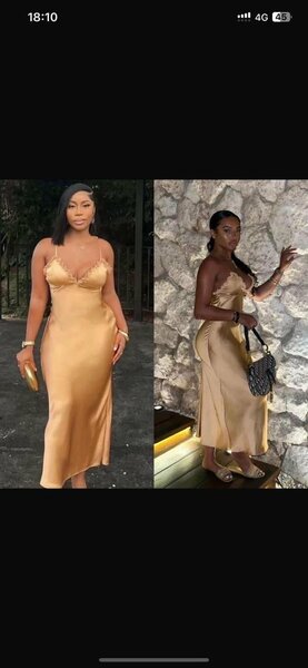 Robe satin dorée élégante