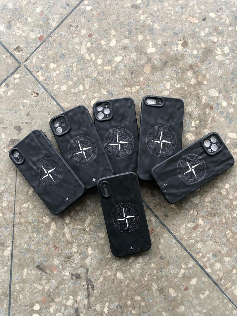 the stone island pouches