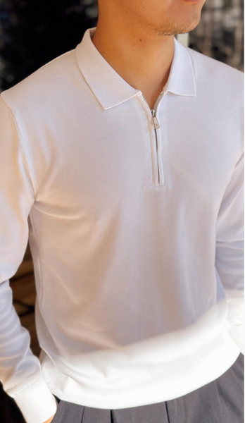 Белый свитер с аккуратным воротником