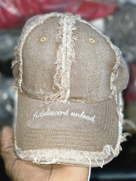 Casquette en denim déchirée