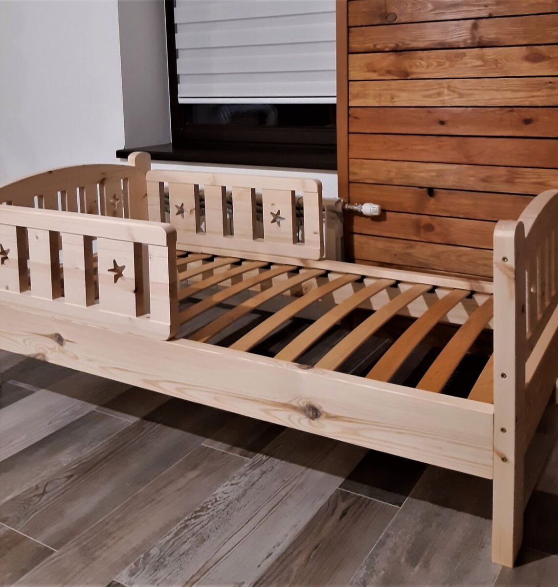 Lit enfant en bois étoilé