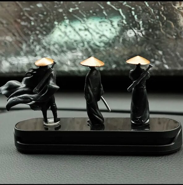 Фигурка древнего самурая для салона автомобиля.