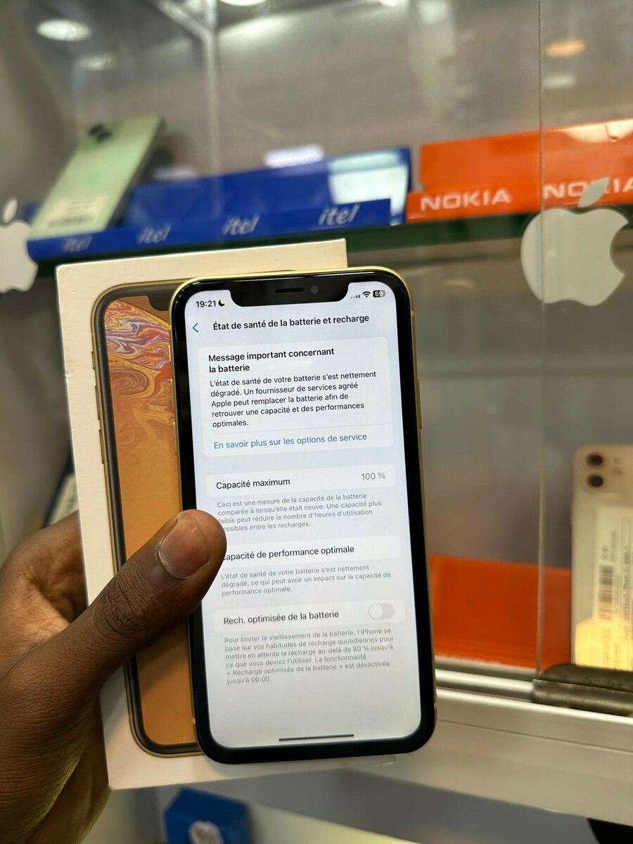 iPhone XR 64go quasi neuf avec son carton juste sans face id