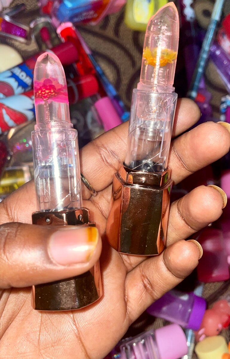 Rouge à lèvres transparent avec fleur