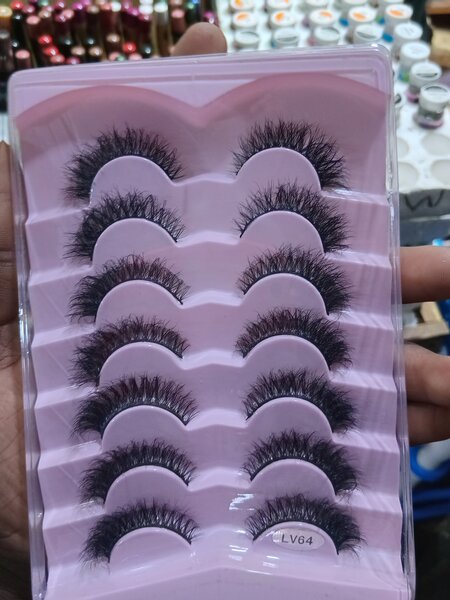 Faux cils volumineux