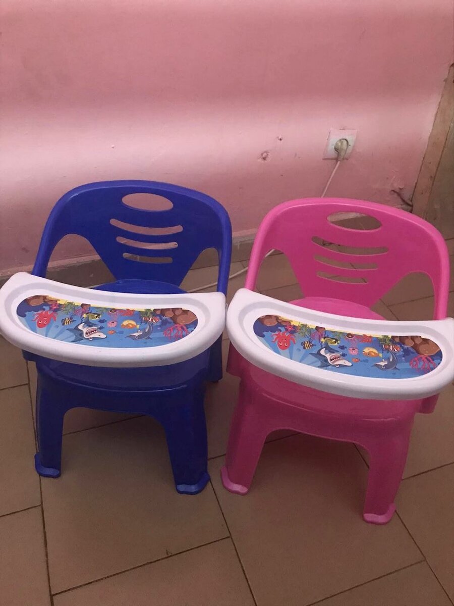 Chaises bébé colorées avec tablette