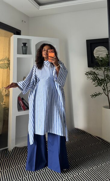 Tenue élégante à rayures