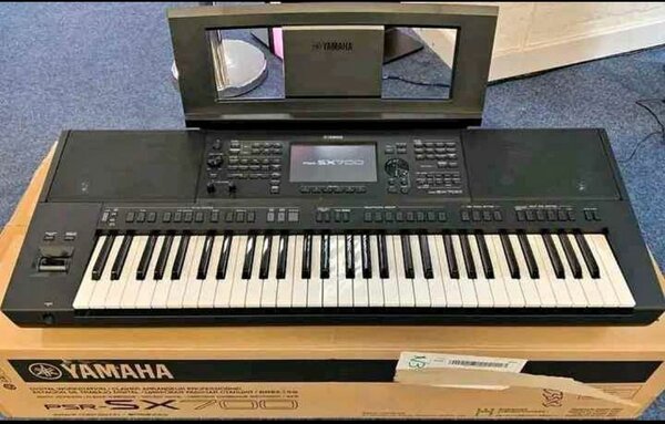 Yamaha PSR-SX700 Keyboard