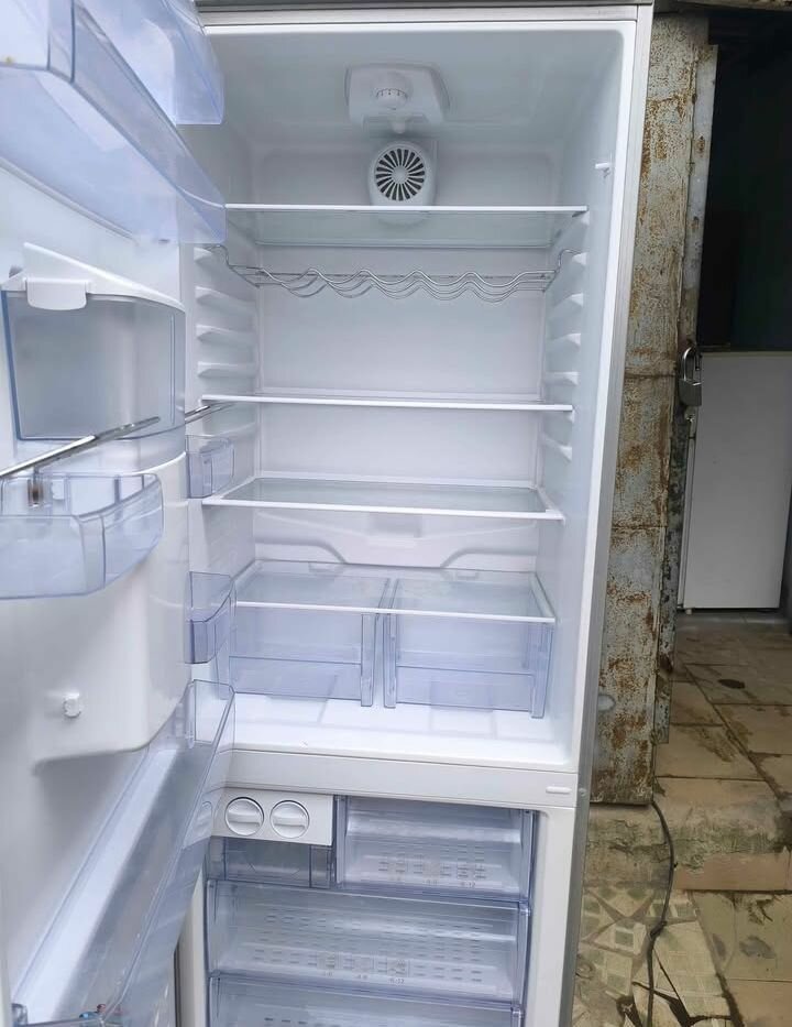 Réfrigérateur moderne avec distributeur