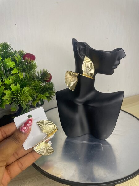 Boucles d'oreilles dorées élégantes