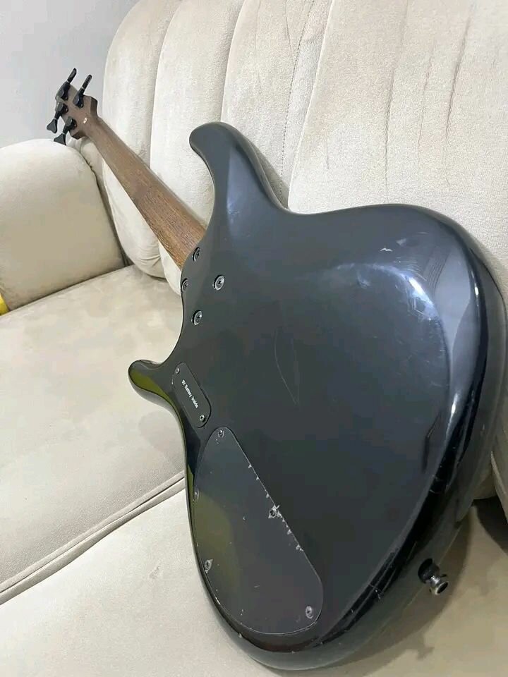 Guitare basse électrique noire