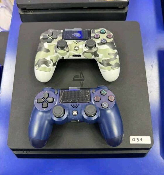 Console PS4 avec manettes