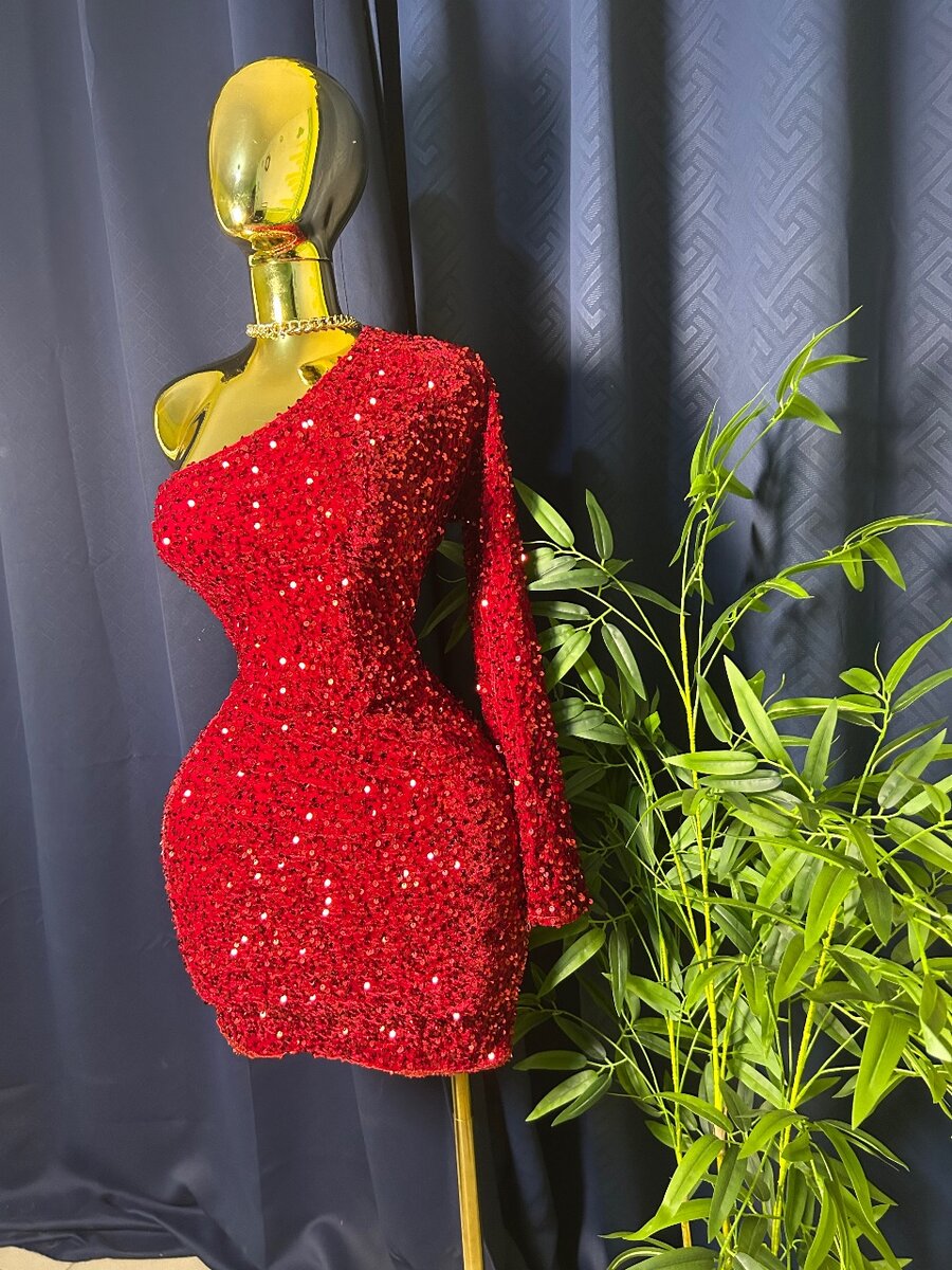 Robe rouge à paillettes asymétrique