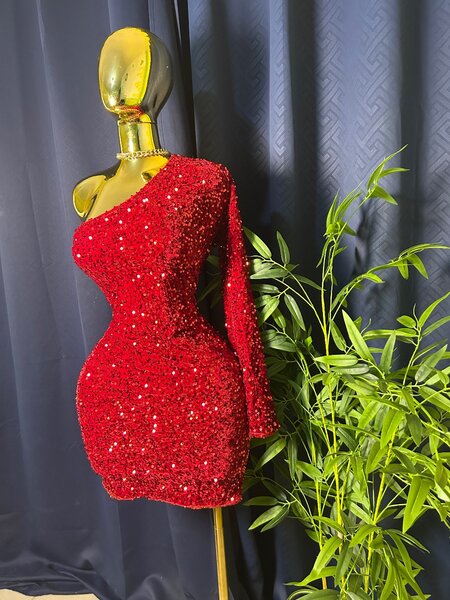Robe rouge à paillettes asymétrique