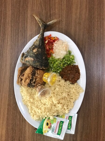 Garba, avec de l´attiéké debou