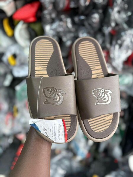 Claquettes confortables pour hommes