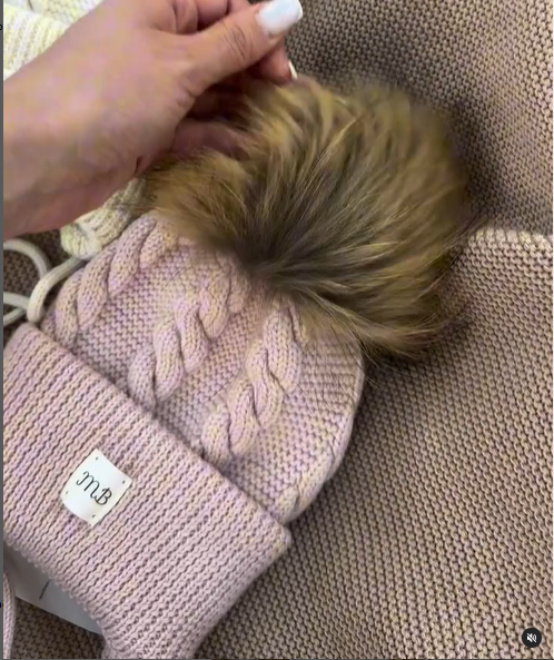 Шапочка коса с натуральным съемным помпоном енота