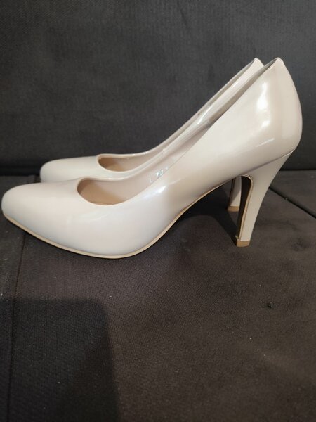 Туфли на шпильках от бренда EST