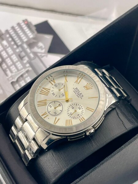 Montres élégantes en acier inoxydable