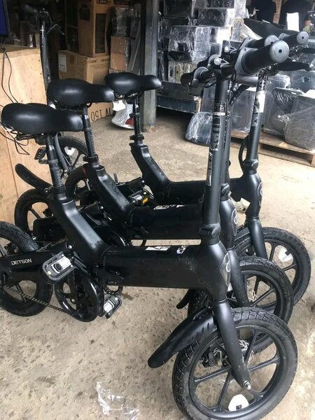 Vélo électrique pliant compact