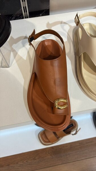 Sandales en cuir marron élégantes