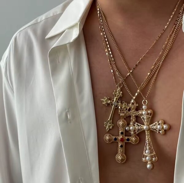Colliers croix dorés élégants