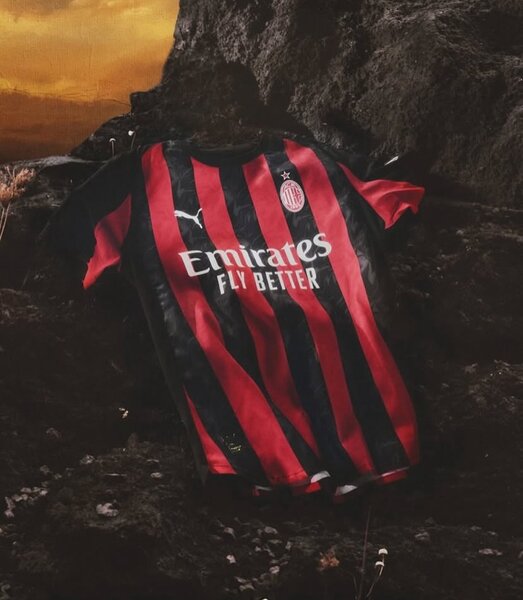 Maillot de football rouge et noir